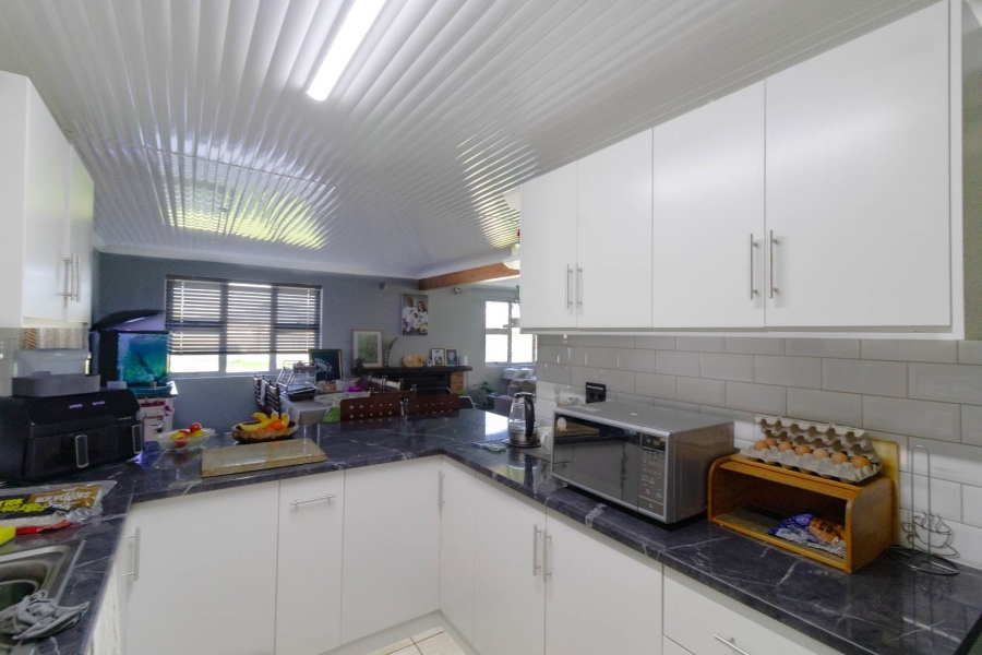 6 Bedroom Property for Sale in Sandbaai Western Cape